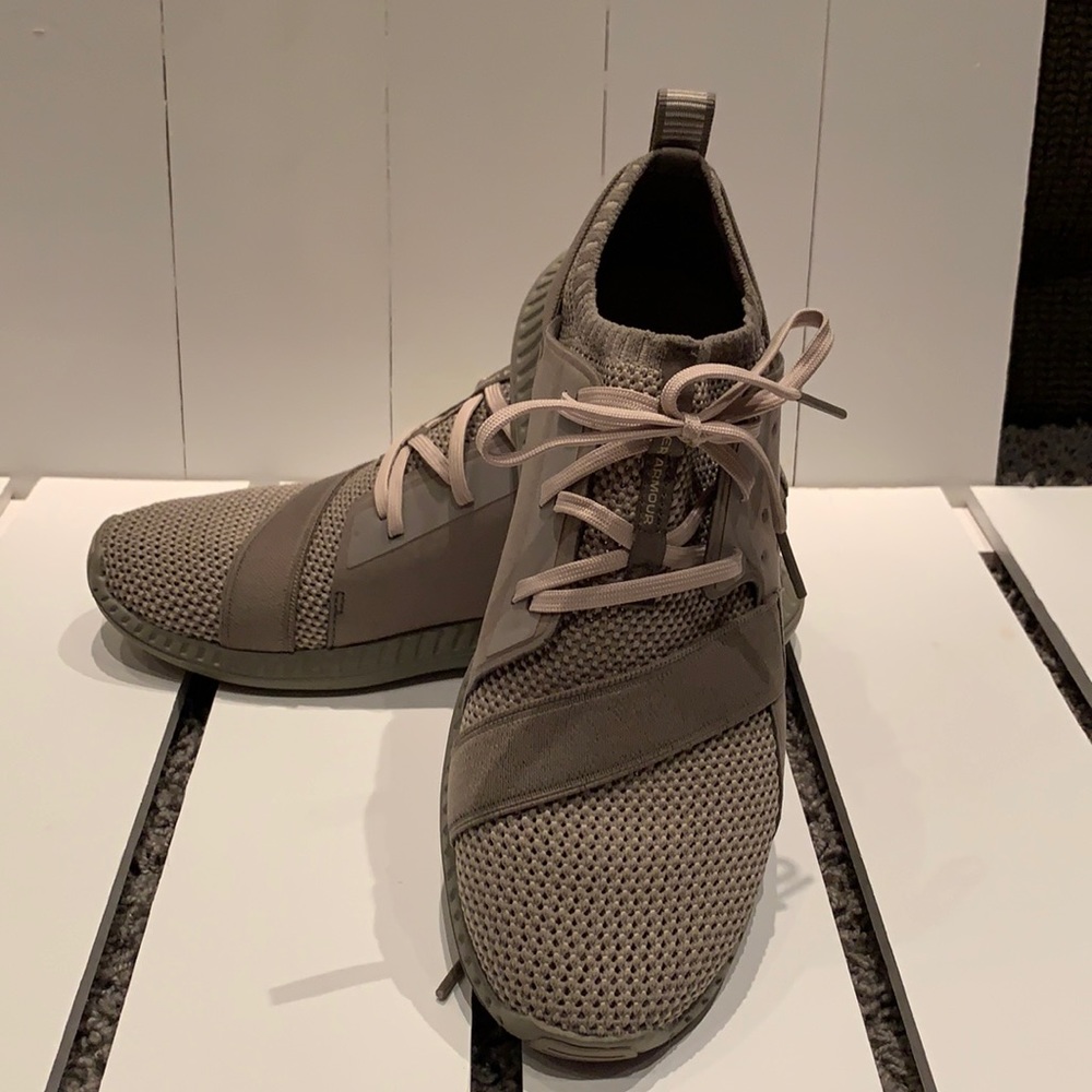 LIKE NEW Under Armor Army Green/Tan Tennis Shoes